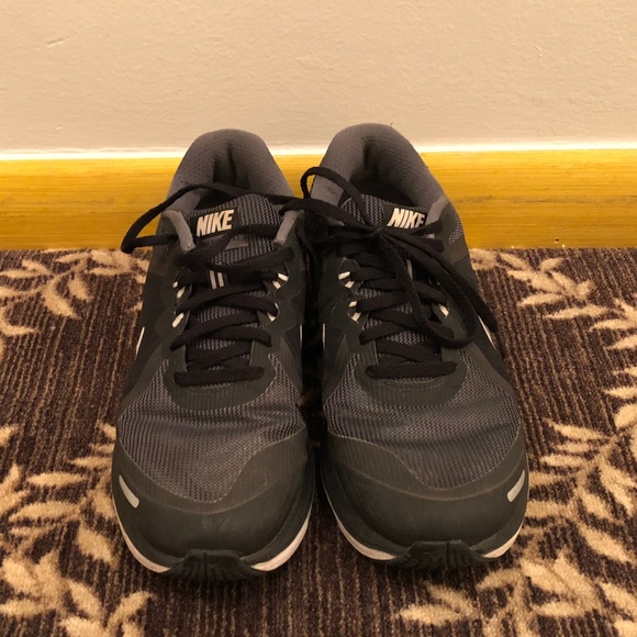 Nike Running Shoes in Black - Picture 3 of 5